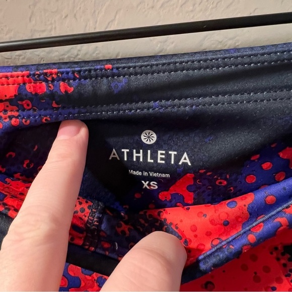Women’s Athleta red and blue patterned cropped athletic leggings size XS - Picture 4 of 6